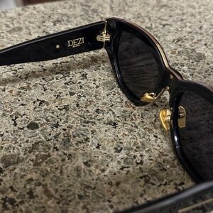 DEZI Charge It Sunglasses